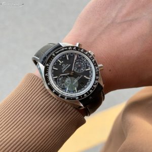 Alternative view of Omega Speedmaster Racing Chronograph 44.25mm Master Chronometer Model: 329.32.44.51.01.001 In 1957, Omega launched the Speedmaster series, specifically designed for motorsports.This design is also known as the "Racing Dial" with its matte black panda dial. The orange and white lacquered hands, along with the white 18K gold arrow-shaped hour markers, are coated with white Super-LumiNova® luminescent material. One end is accented with an orange emblem.Case diameter: 44.25mm. Powered by the TVS-developed 9900-type Master Chronometer Dual-T movement. The 3 o'clock position houses the [12-hour] and [60-minute] cumulative chronograph counters.All functions and aesthetics remain faithful to the original. A masterpiece of TVS craftsmanship. Vibration frequency: 28,800 vibrations per hour Power reserve: 60 hours Stainless steel case and bracelet. Double-sided anti-reflective, scratch-resistant curved glass. Unmistakably racing-inspired, captivating at first glance—transporting you to the racetrack to experience the thrill of speed.